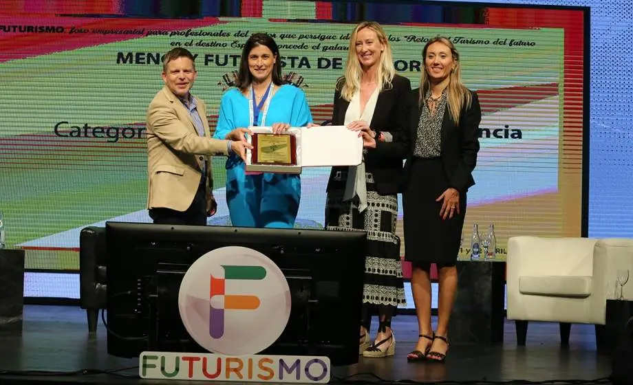 Momento de la entrega del premio a la alcaldesa de Santander, Gema Igual, en Tenerife.