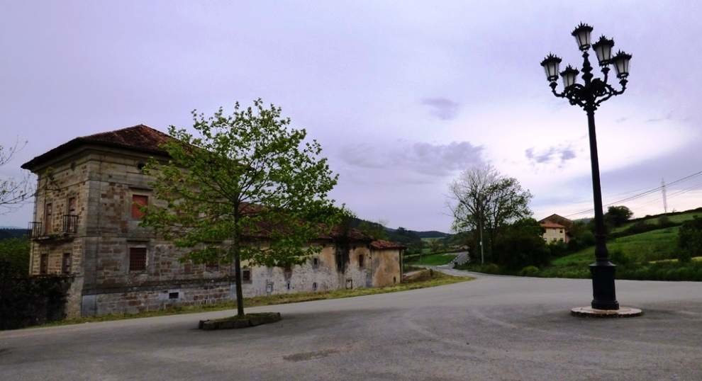Carretera en localidad de Gama, en Bárcena Cicero. R.A.