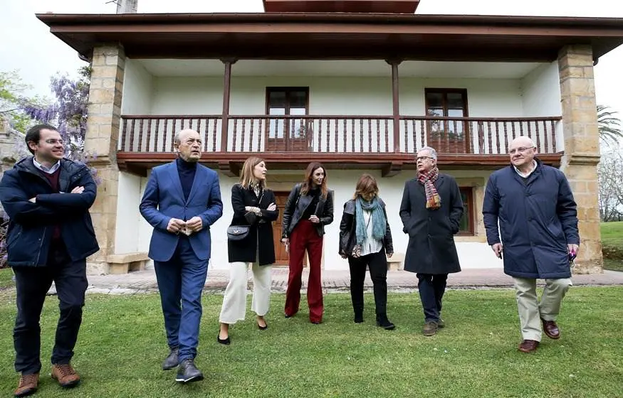 Las autoridades políticas visitan la finca del Marqués de Valdecilla, en Medio Cudeyo.