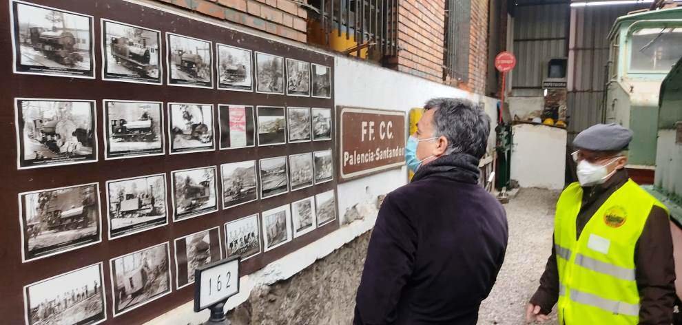 El edil de Vox visita el Museo del Ferrocarril en Santander.