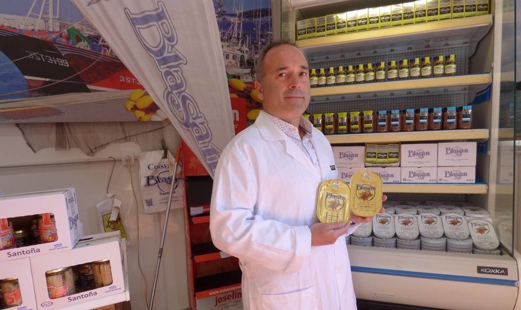 El gerente de la conservera Blasan, Javier Blázquez, muestra la serie oro de anchoas. R.A.