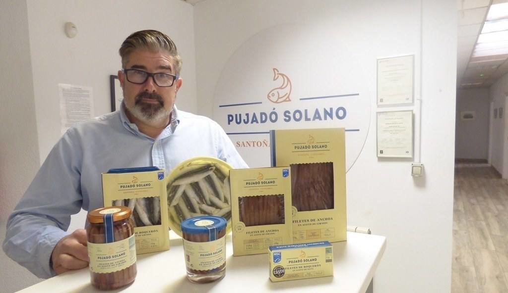 el director Comercial de Pujadó-Solano, Josep Zapata, muestra varias formatos de las conservas Pujadó-Solano. R.A.