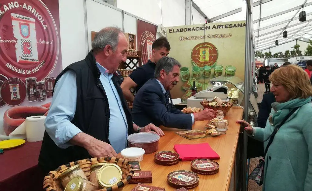 Miguel Solano padre e hijo durante la Feria de la Anchoa y la Conserva de Cantabria, en Santoña. R.A.