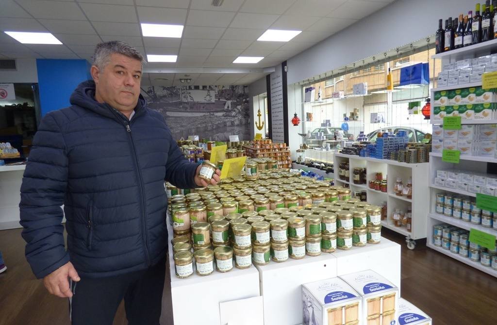 El gerente de Nuevo Libe, Ignacio Pacheco, en una de sus tiendas en Santoña. R.A.