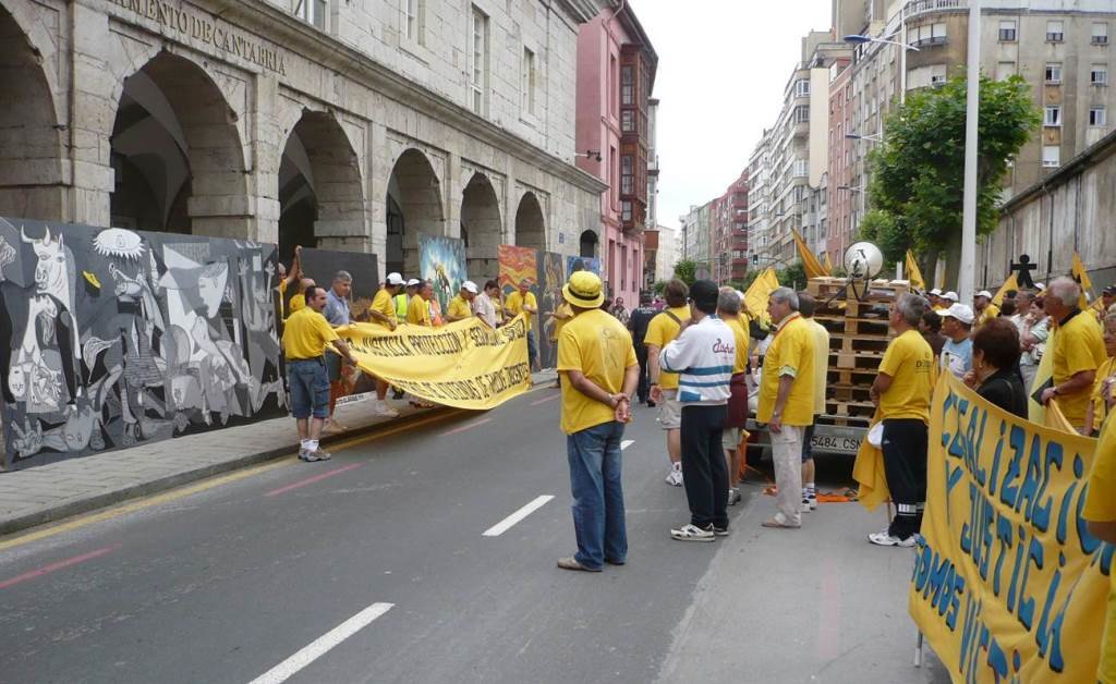 Movilización de la Asociación de Maltratados por la Administración frente al Parlamento de Cantabria. R.A