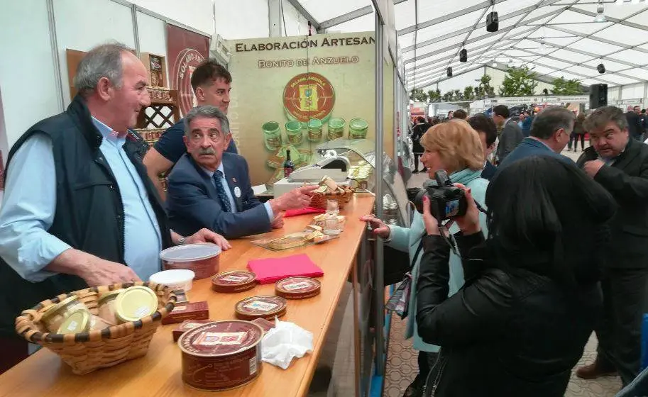 El presidente de Cantabria, Miguel Ángel Revilla, durante una visita a la Feria de la Anchoa. R.A.