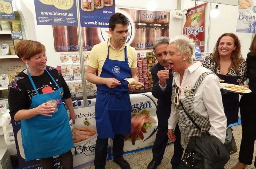 El presidente regional degustó y ofreció anchoas de Blasan. R.A.