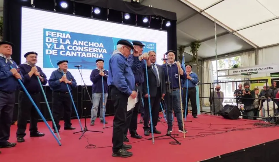 Revilla cantó 'Viento del norte', de Nando Agüeros, con Los Marceros de la Bahía. R.A.