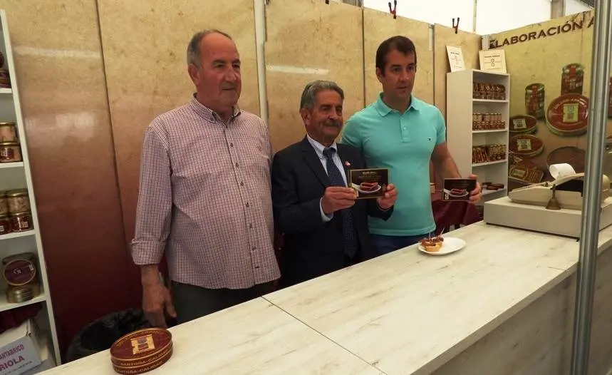 También pasó y saludó a Miguel Solano, padre e hijo. R.A.