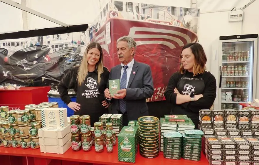 Revilla posó con diversas marcas de anchoa. R.A.
