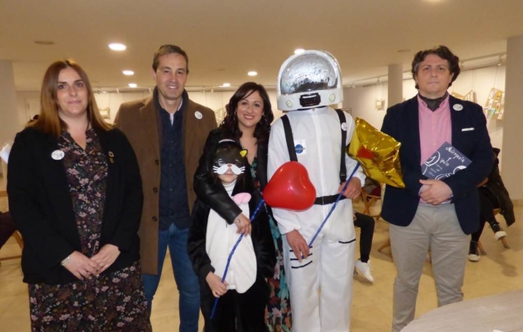 Astronauta y gato estuvieron presentes en el acto, junto a la autora, los escritores invitados y la edil de Cultura. R.A.