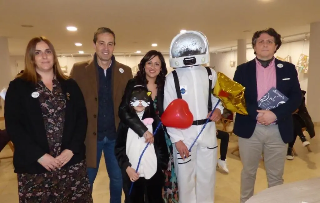 Astronauta y gato estuvieron presentes en el acto, junto a la autora, los escritores invitados y la edil de Cultura. R.A.