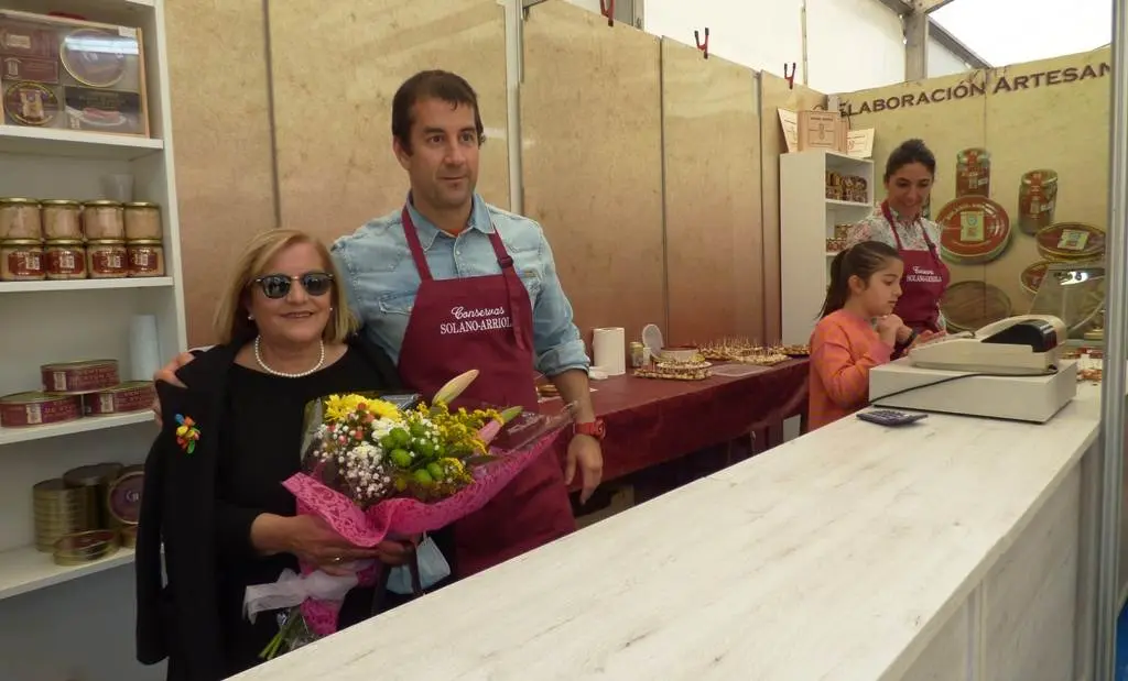 Josefa de la Peña visitó el expositor de su empresa. R.A.