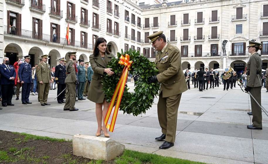 Ofrenda floral al monumento a Pedro Velarde en Santander.