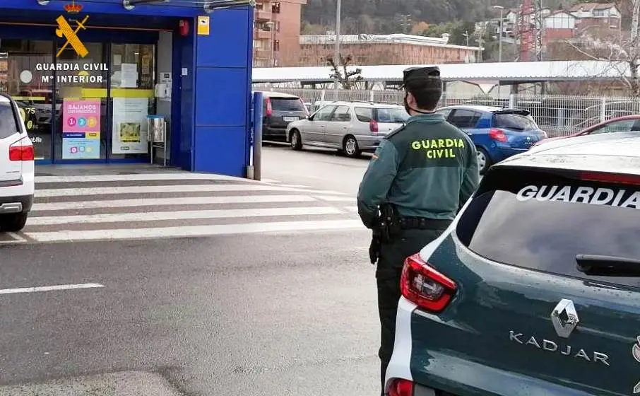 Los agentes vigilan el supermercado en Castro Urdiales.