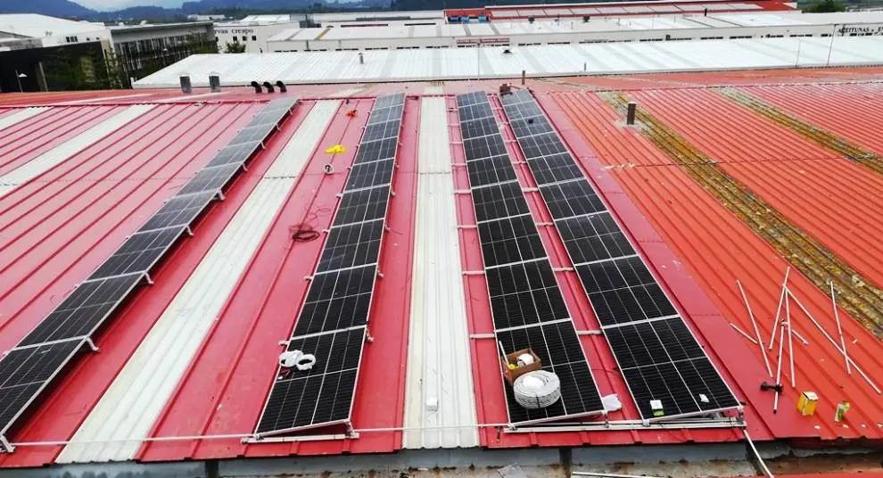 Instalación de placas solares en la cubierta de Conservas Blasan. R.A.