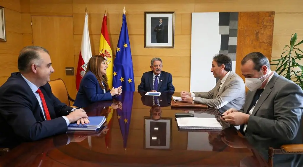 Reunión de representantes del PRC y PP sobre la Ley del Suelo.