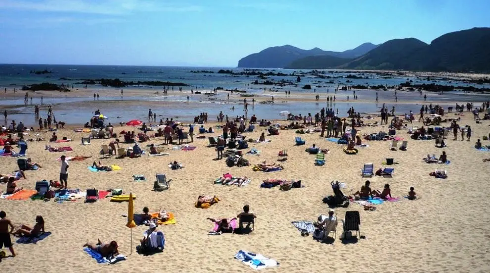 Playa de Trengandín en Noja con numerosos turistas. R.A.