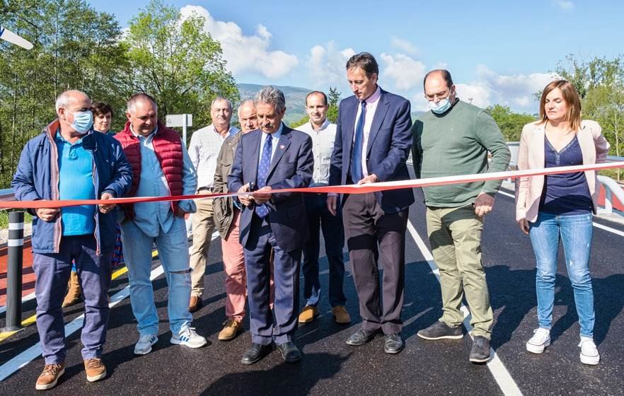 Un momento de la inauguración del puente entre Saro y Villafufre.