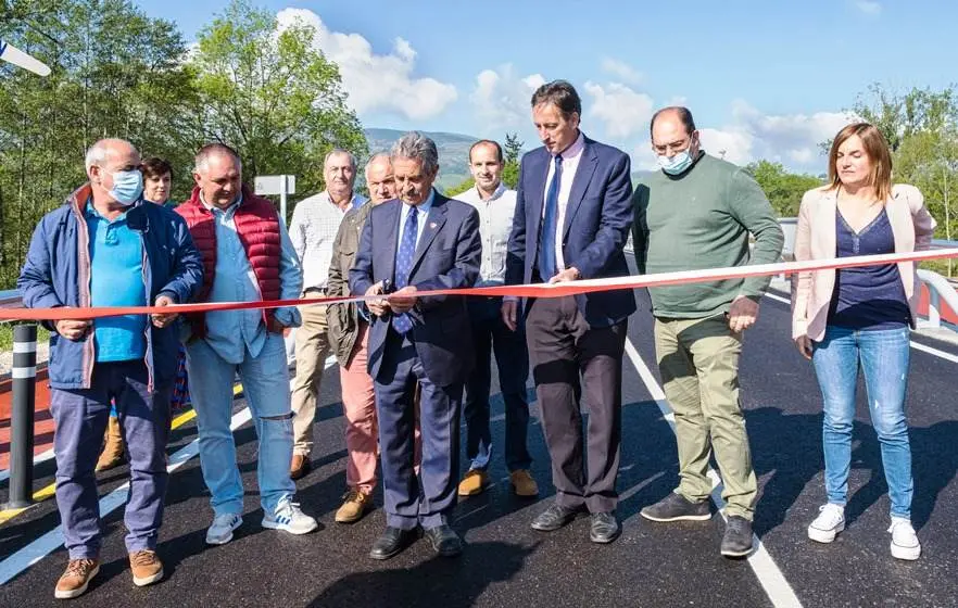 Un momento de la inauguración del puente entre Saro y Villafufre.