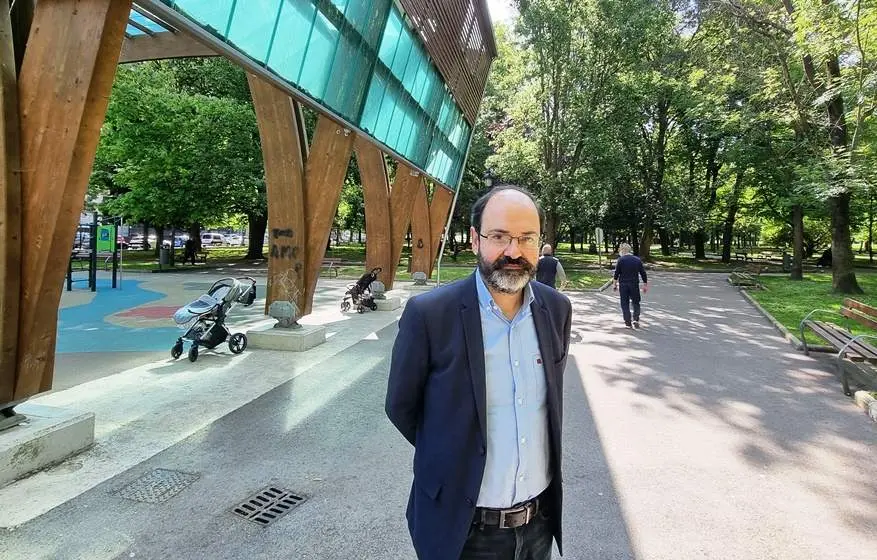 El concejal de Medio Ambiente en el parque Manuel Barquín, en Torrelavega.