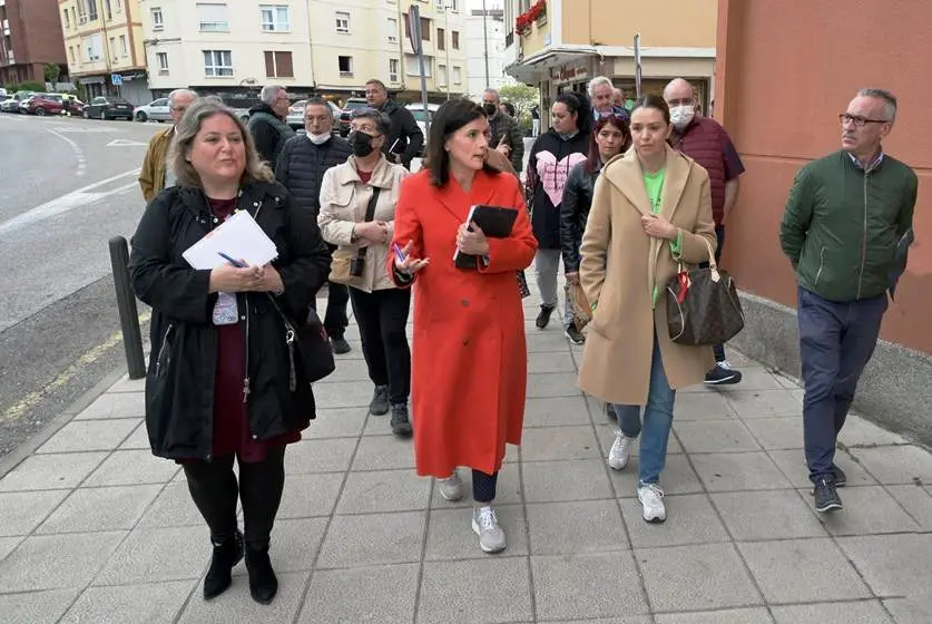 Políticos y representantes vecinales en la visita a la zona para acordar actuaciones.