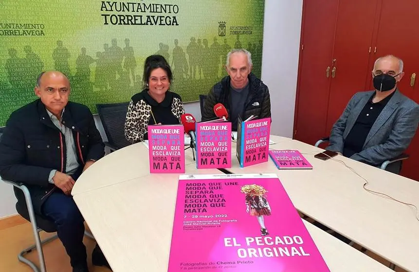 Presentación de la muestra 'El Pecado Original' en Torrelavega.