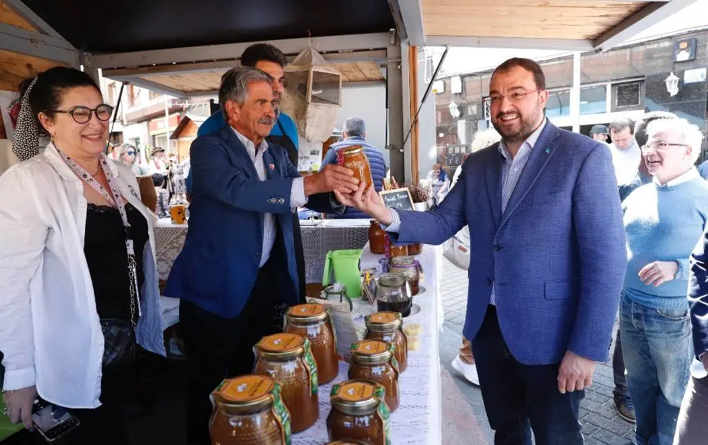 Los presidentes autonómicos de Cantabria y Asturias en la feria gastronómica.