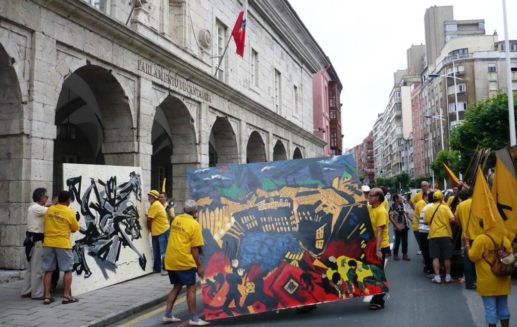 Afectados por las sentencias de derribo reclaman una solución frente la Parlamento de Cantabria. R.A.