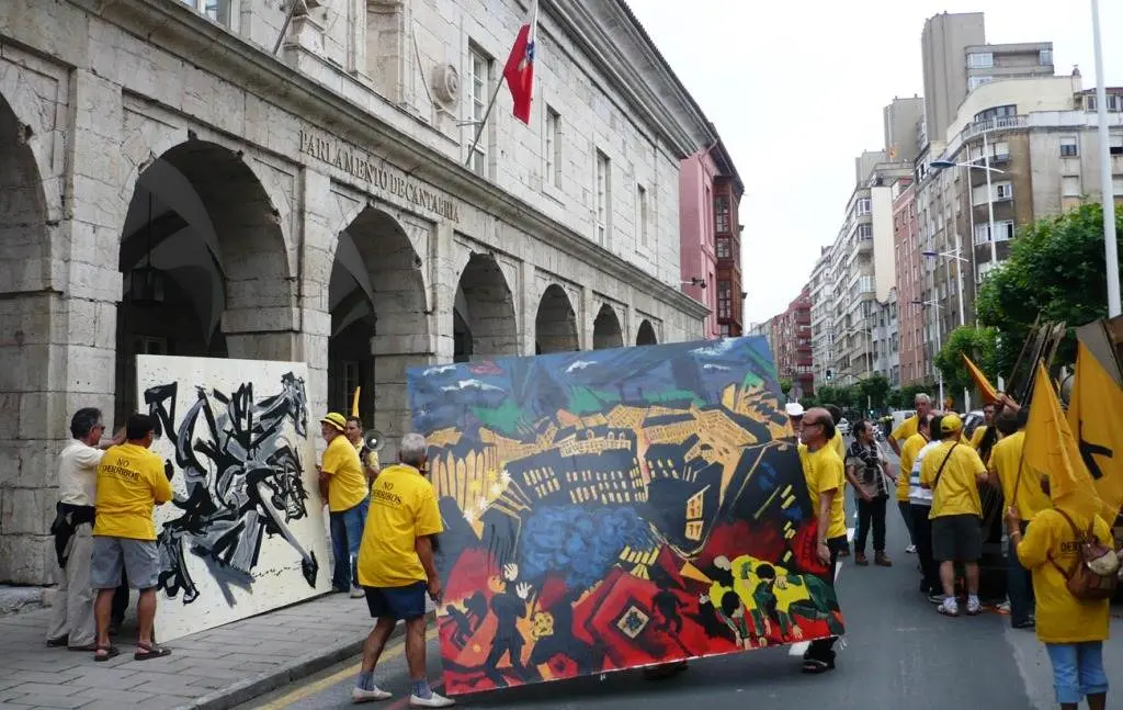 Afectados por las sentencias de derribo reclaman una solución frente la Parlamento de Cantabria. R.A.