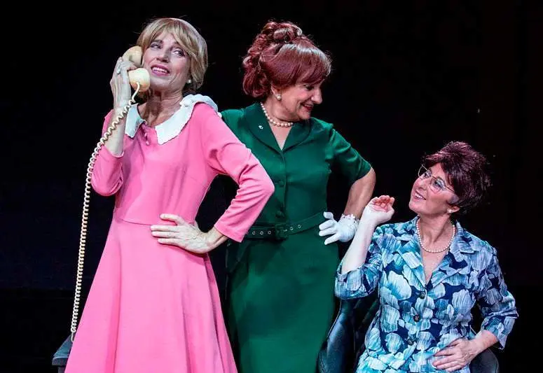 Las tres amigas se reencuentran tras varios años.