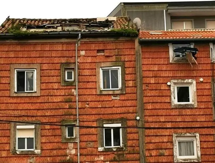 Tejado en mal estado del inmueble en Santander.