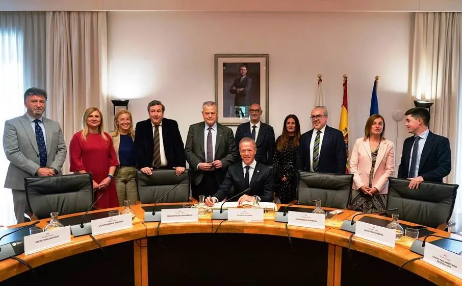 Recibimiento del presidente del Senado, Ander Gil, en el Parlamento de Cantabria.