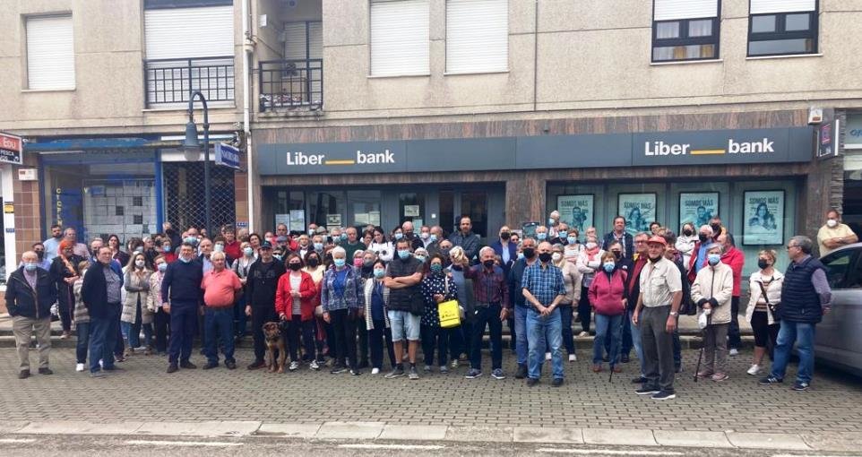 Protesta en Ajo, en Bareyo, contra el cierre de la oficina de Liberbank.