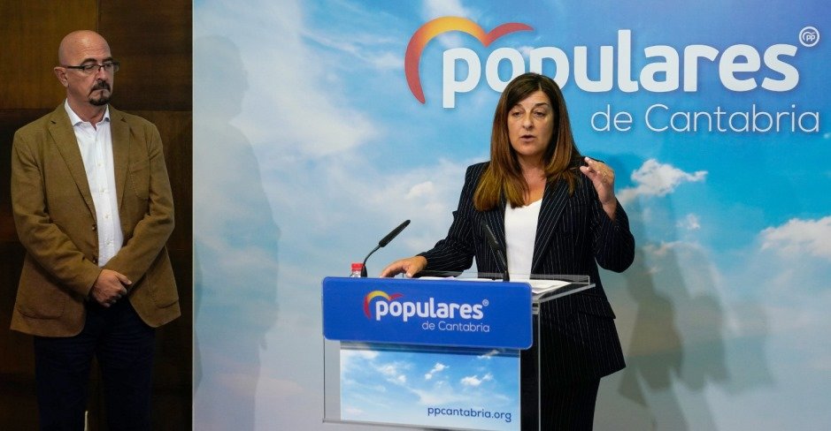 La presidenta del PP, María José Sáenz, y César Pascual.