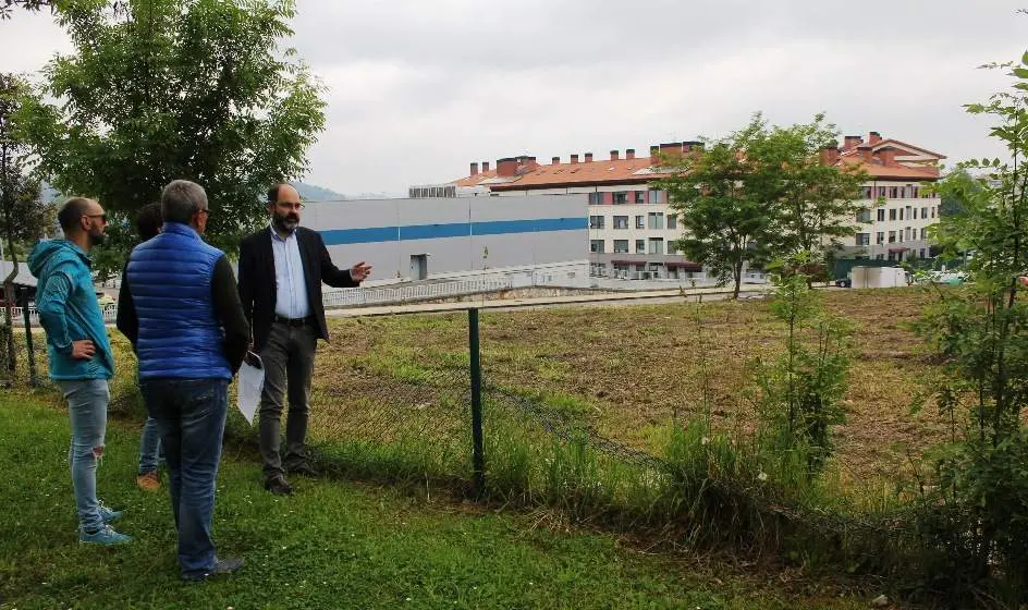 Los concejales visitaron el parque de Mies de Mejí en Tanos.