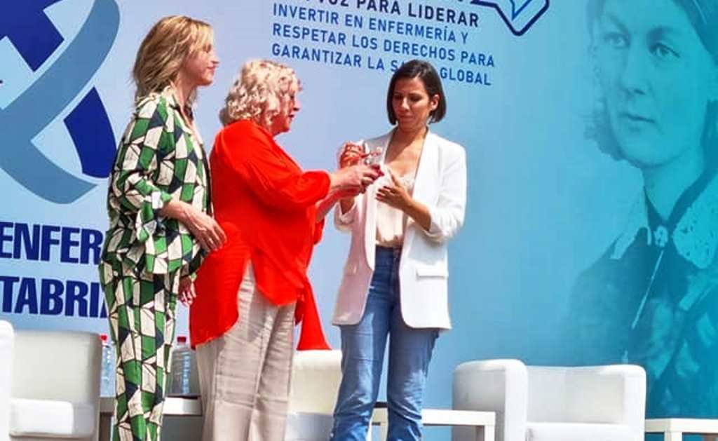 La periodista Ana Pastor recibe el premio Candil en Colindres.