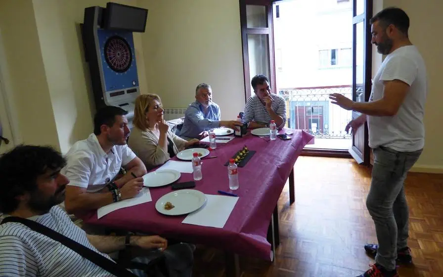 Eloy Ortiz en el momento de explicar su pincho. R.A.