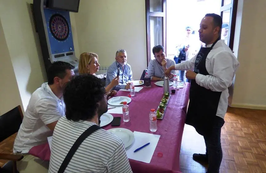 Un momento de la explicación ante el jurado del pincho elaborado. R.A.