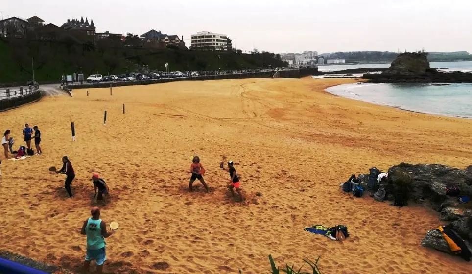 Juego de las palas en El Sardinero, en Santander. R.A.