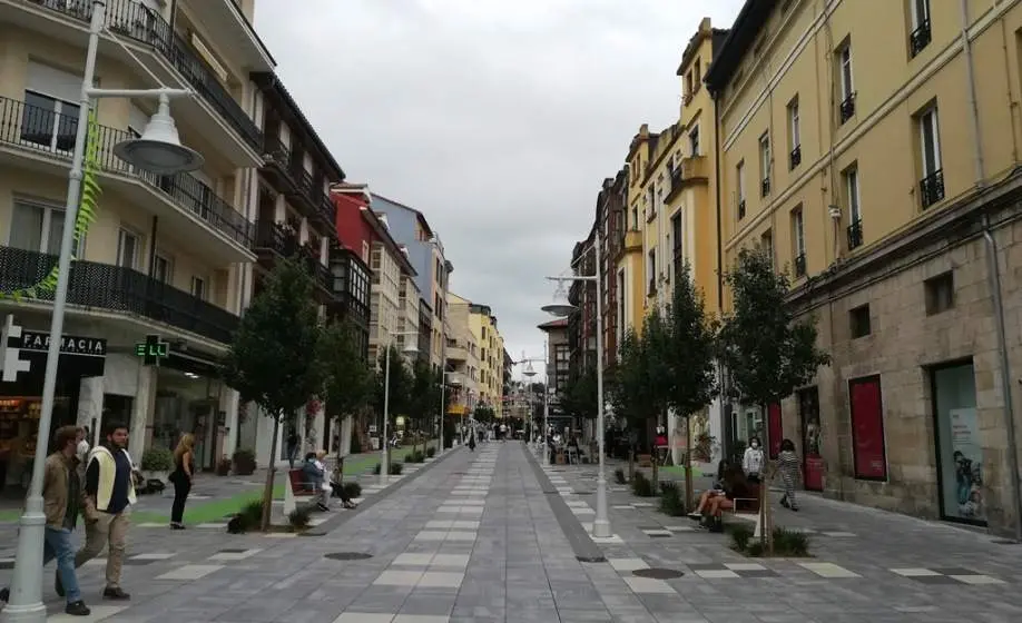 Los agentes controlarán el cierre de los locales el sábado por la noche en Torrelavega. R.A.