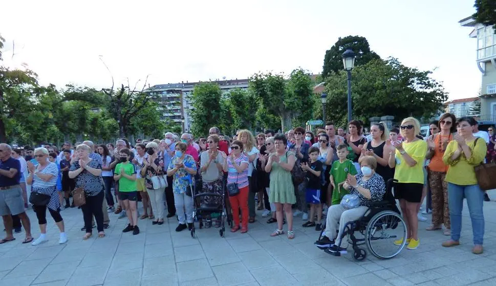 El acto terminó con un aplauso de los asistentes. R.A.
