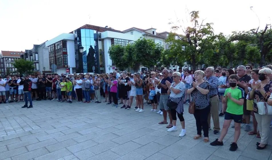 El alcalde de Colindres, Javier Incera, dirigió unas palabras a los asistentes. R.A.