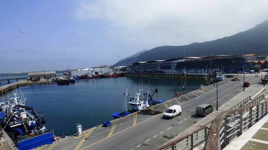 Vista del puerto pesquero y la Cofradía de Pescadores de Santoña. R.A.