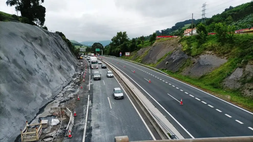 Apertura de la calzada de la A-8 afectada por el desprendimiento.