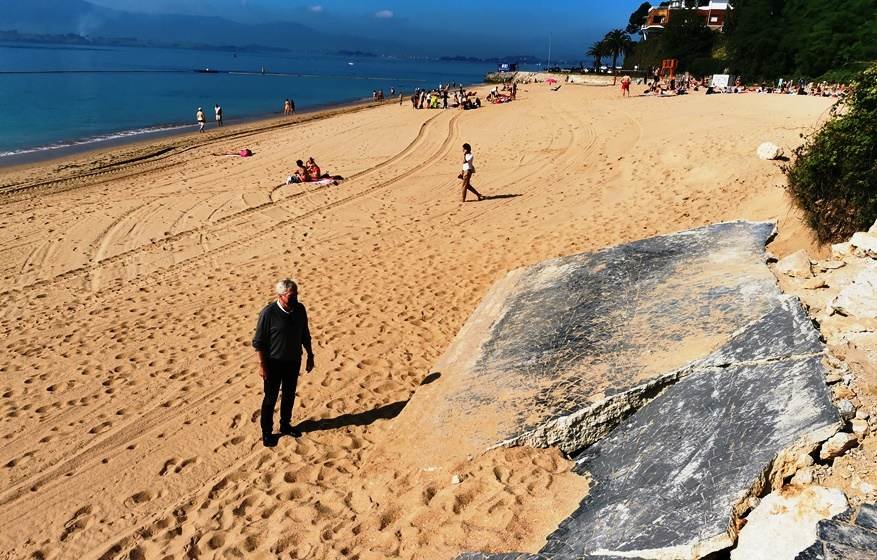 Talud en la playa de Los Peligros, en Santander.