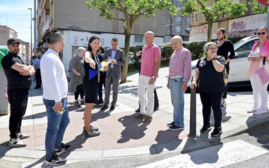 Visita de la alcaldesa de Santander al barrio de La Encina junto con los vecinos.