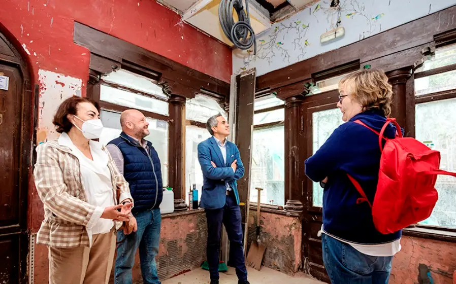 Visita de las autoridades políticas al edificio en Limpias.