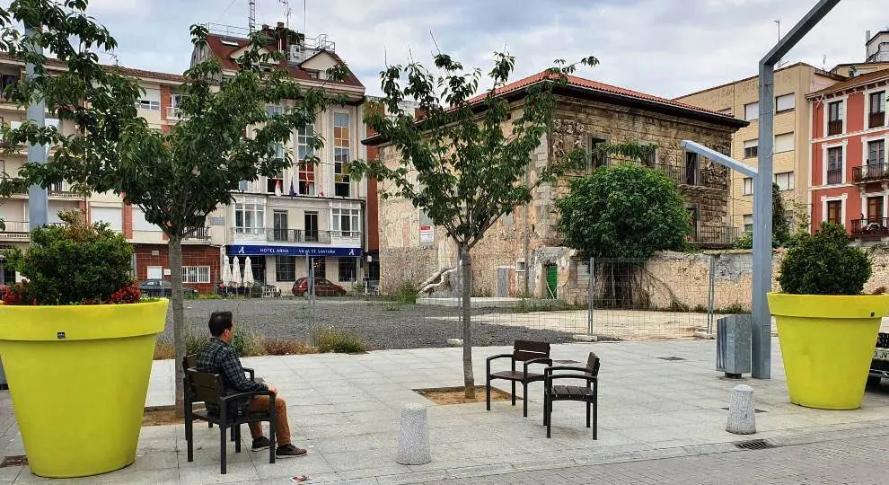 El concejal del PRc de Santoña, Fernando Palacio, frente a Chiloeches.