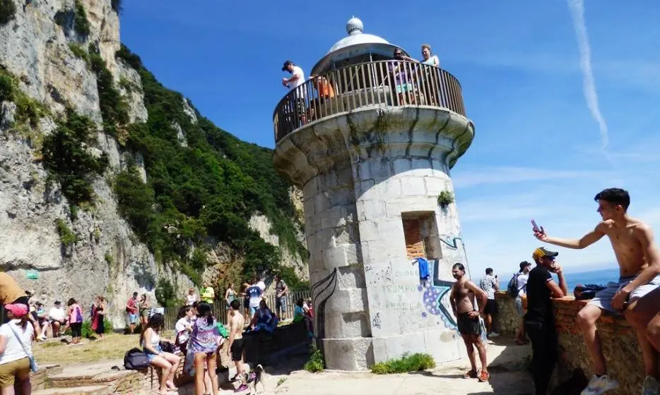 Faro del Caballo, en Santoña. R.A.